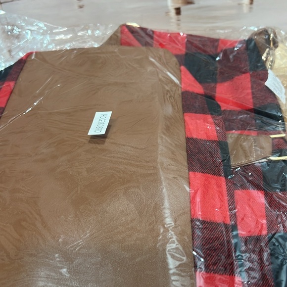 BUFFALO PRINT RED DUFFLE BAG - Picture 5 of 6